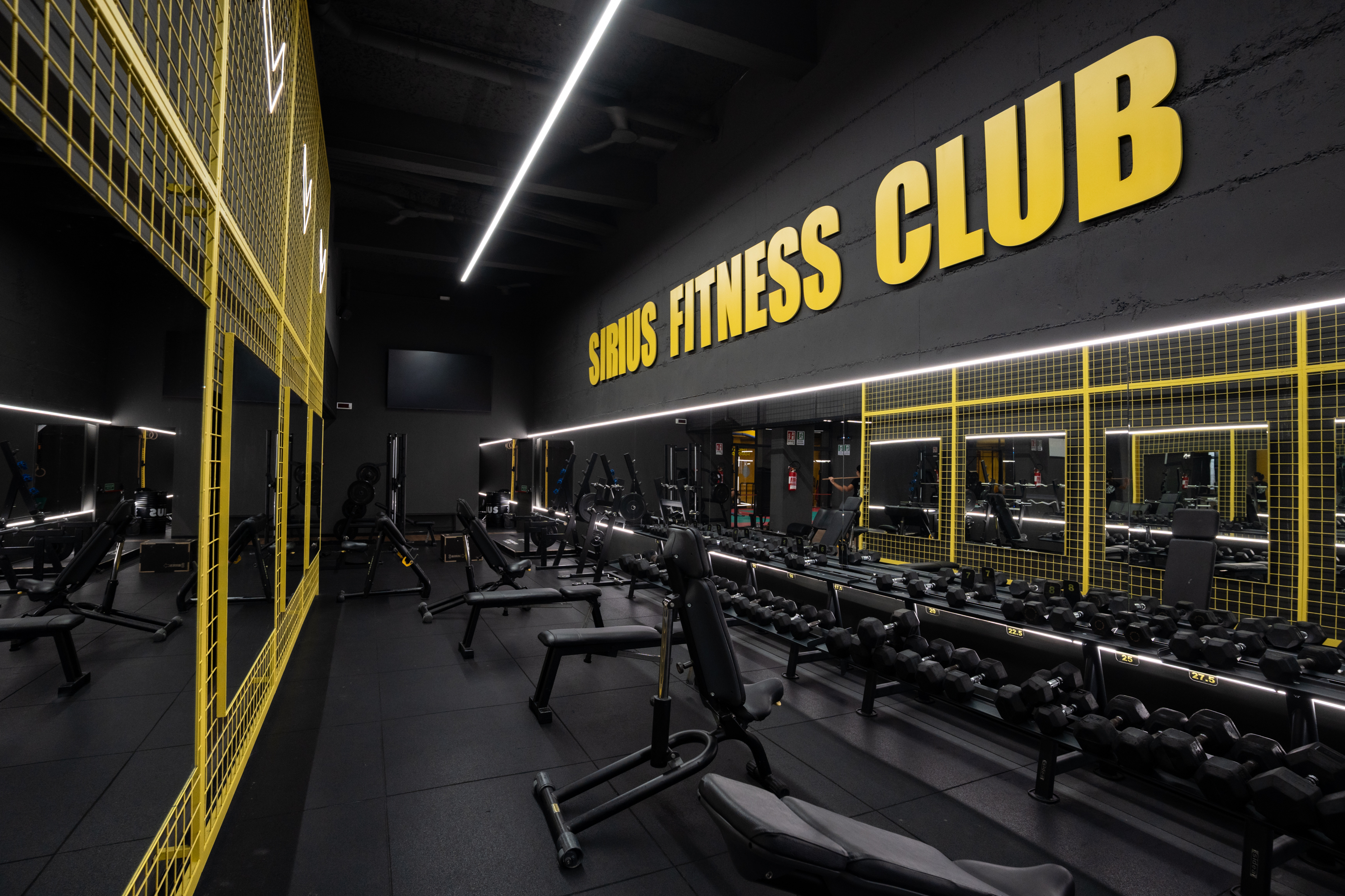 Sirius Fitness Club - Corsia centrale e macchinari isotonici
