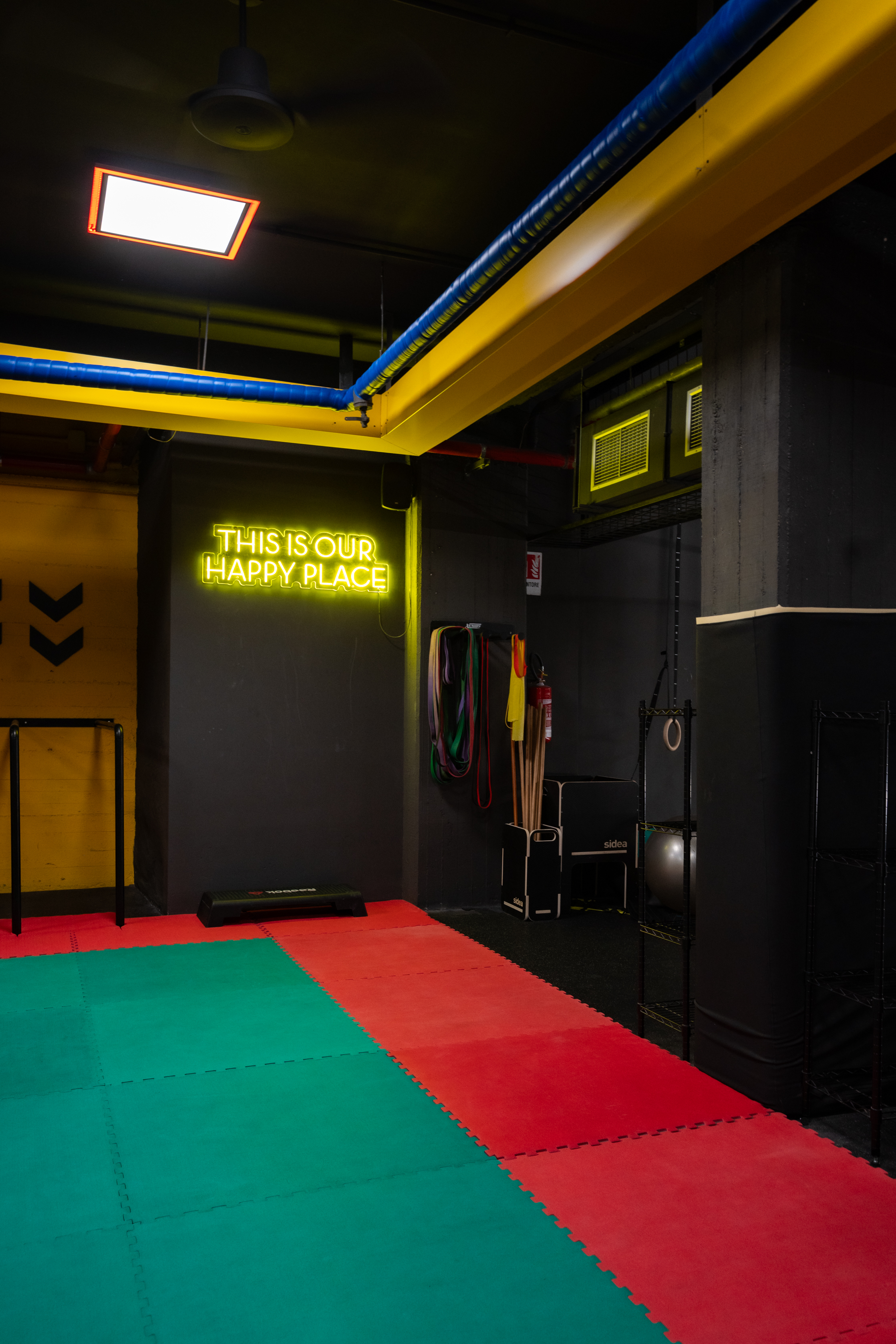 Sirius Fitness Club - Murale motivazionale This Is Our Happy Place al neon